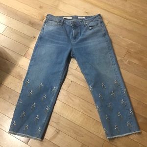 Pilcro (Anthro) Denim Capris - Embroidered flowers - frayed bottoms